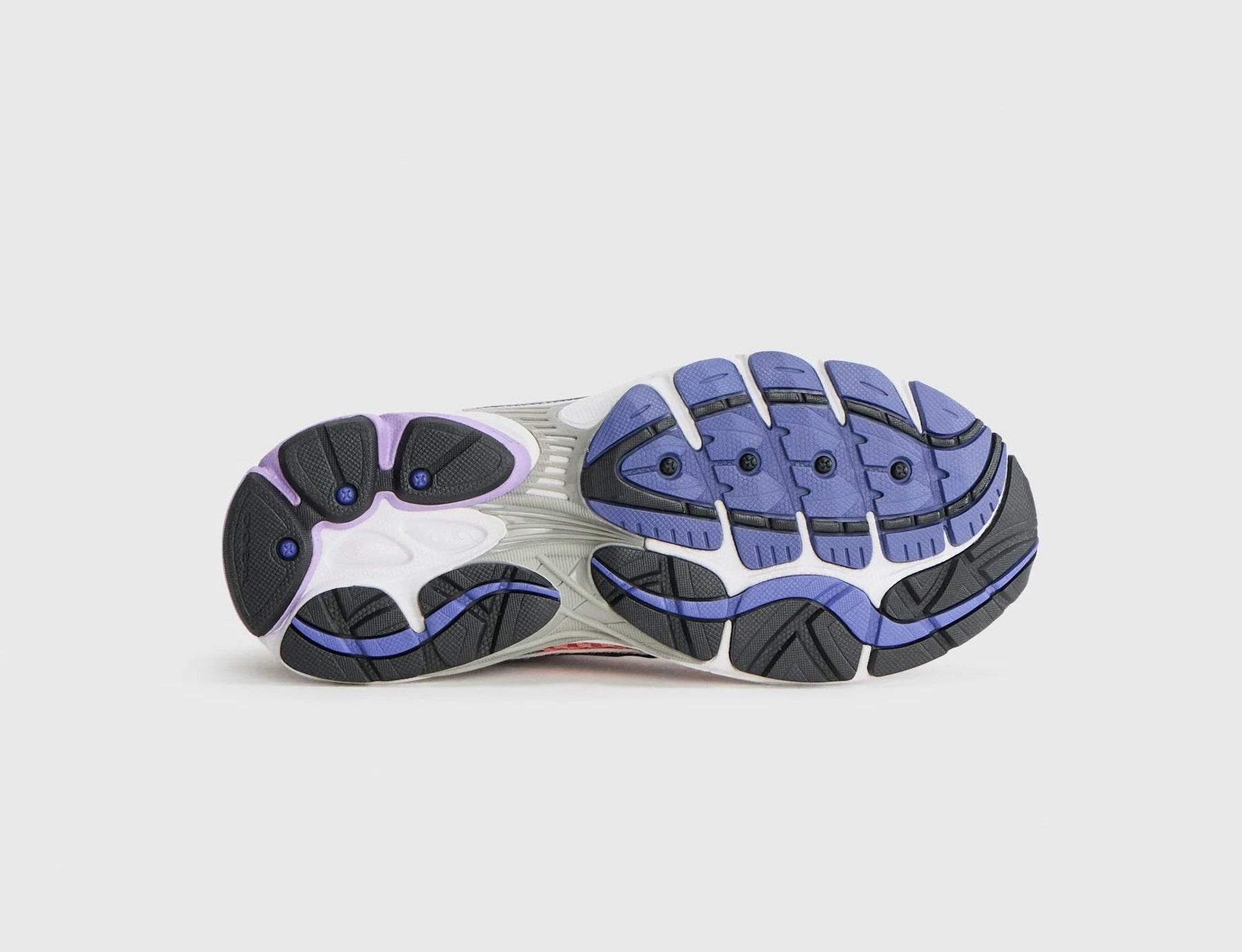 Image de la Saucony ProGrid Omni 9 Pink/Purple, sneaker rose vif et violet profond, tige mesh/daim/cuir, cage latérale TPU de maintien, semelle EVA ProGrid™, design rétro-running 2010. Vue sur la semelle.