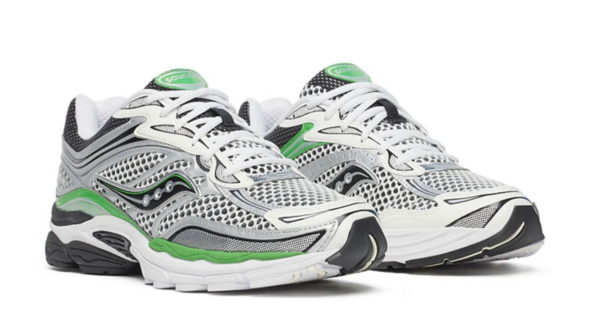 Saucony ProGrid Omni 9 Silver Green en mesh argenté avec détails verts et amorti ProGrid vue de 3/4 face. 