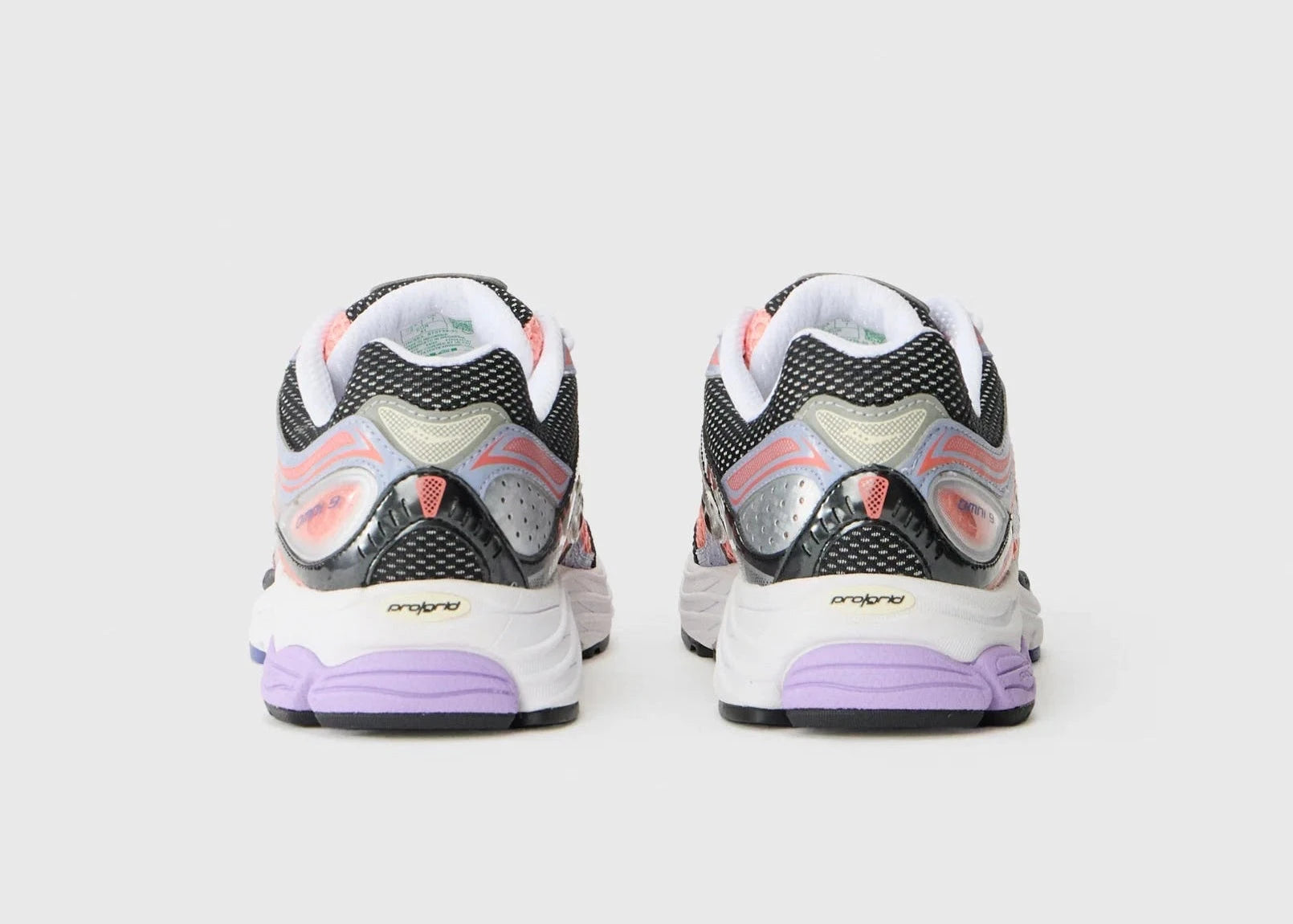 Image de la Saucony ProGrid Omni 9 Pink/Purple, sneaker rose vif et violet profond, tige mesh/daim/cuir, cage latérale TPU de maintien, semelle EVA ProGrid™, design rétro-running 2010. Vue de derrière.