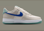 Nike Air Force 1 Low '07 Philadelphia avec tige en cuir premium, détails inspirés de Philadelphie, unité Nike Air encapsulée et semelle extérieure en caoutchouc à point de pivot.