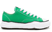 Maison Mihara Yasuhiro Peterson OG Sole Canvas Low Green avec tige en toile de coton verte, semelle OG Sole sculptée en caoutchouc et silhouette basse au design contemporain.