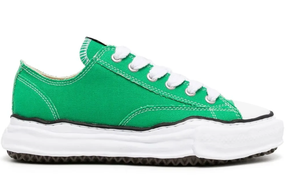 Maison Mihara Yasuhiro Peterson OG Sole Canvas Low Green avec tige en toile de coton verte, semelle OG Sole sculptée en caoutchouc et silhouette basse au design contemporain.