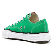 Maison Mihara Yasuhiro Peterson OG Sole Canvas Low Green avec tige en toile de coton verte, semelle OG Sole sculptée en caoutchouc et silhouette basse au design contemporain.