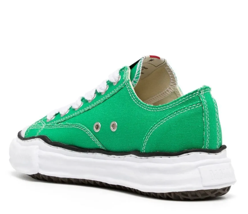 Maison Mihara Yasuhiro Peterson OG Sole Canvas Low Green avec tige en toile de coton verte, semelle OG Sole sculptée en caoutchouc et silhouette basse au design contemporain.
