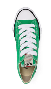 Maison Mihara Yasuhiro Peterson OG Sole Canvas Low Green avec tige en toile de coton verte, semelle OG Sole sculptée en caoutchouc et silhouette basse au design contemporain.