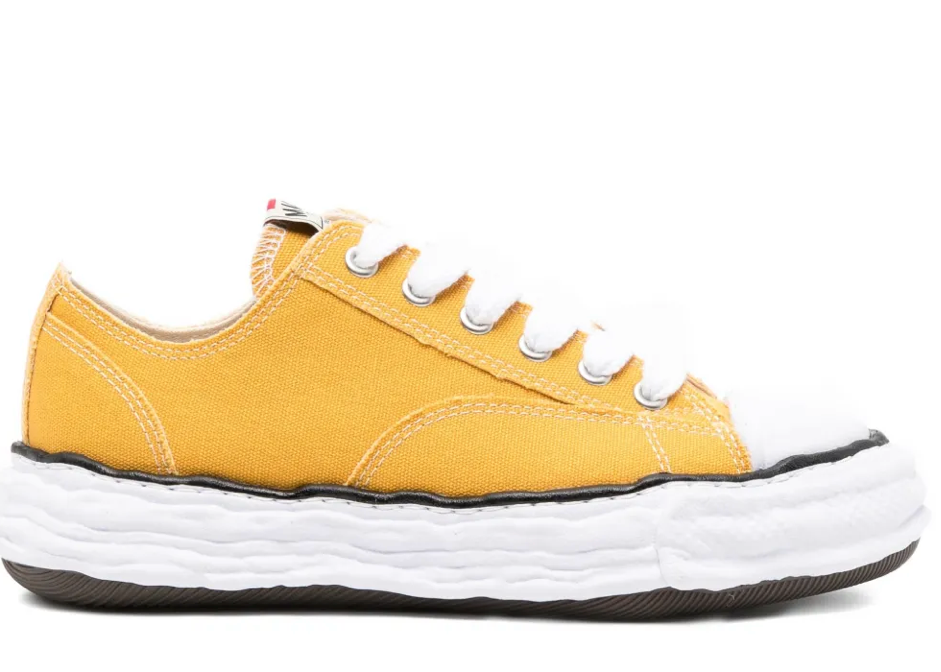 Maison Mihara Yasuhiro Hank OG Sole Canvas Low Yellow avec tige en toile de coton jaune, semelle OG Sole sculptée en caoutchouc et silhouette basse au design contemporain.