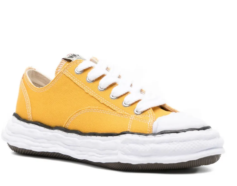 Maison Mihara Yasuhiro Hank OG Sole Canvas Low Yellow avec tige en toile de coton jaune, semelle OG Sole sculptée en caoutchouc et silhouette basse au design contemporain.