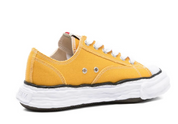 Maison Mihara Yasuhiro Hank OG Sole Canvas Low Yellow avec tige en toile de coton jaune, semelle OG Sole sculptée en caoutchouc et silhouette basse au design contemporain.