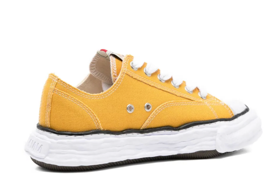 Maison Mihara Yasuhiro Hank OG Sole Canvas Low Yellow avec tige en toile de coton jaune, semelle OG Sole sculptée en caoutchouc et silhouette basse au design contemporain.