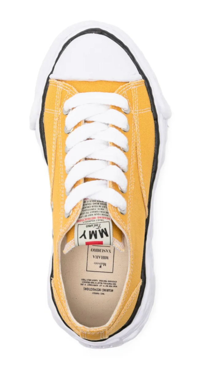 Maison Mihara Yasuhiro Hank OG Sole Canvas Low Yellow avec tige en toile de coton jaune, semelle OG Sole sculptée en caoutchouc et silhouette basse au design contemporain.