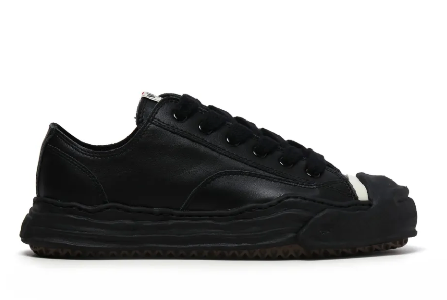 Maison Mihara Yasuhiro Hank OG Sole Leather Low Black avec tige en cuir noir, semelle OG Sole sculptée en caoutchouc et silhouette basse au design contemporain.
