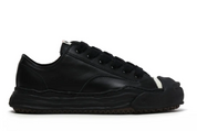 Maison Mihara Yasuhiro Hank OG Sole Leather Low Black avec tige en cuir noir, semelle OG Sole sculptée en caoutchouc et silhouette basse au design contemporain.