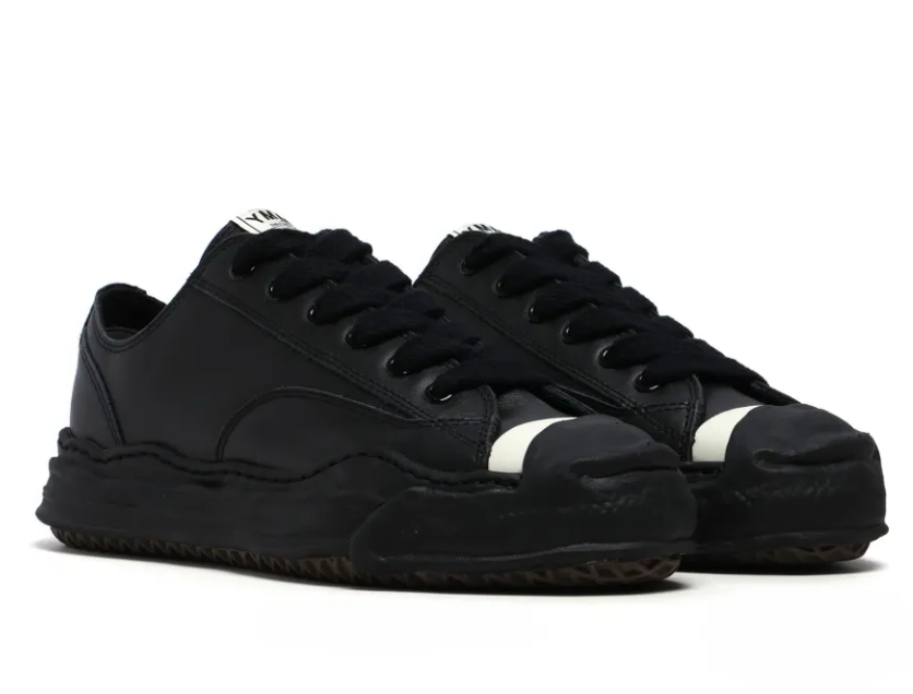 Maison Mihara Yasuhiro Hank OG Sole Leather Low Black avec tige en cuir noir, semelle OG Sole sculptée en caoutchouc et silhouette basse au design contemporain.
