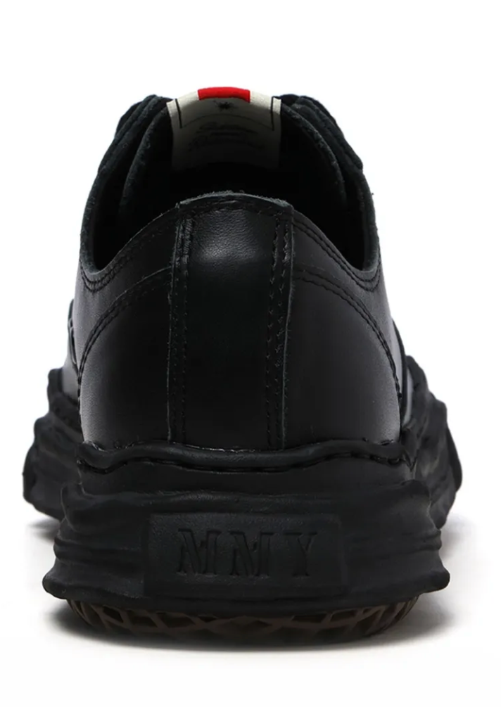 Maison Mihara Yasuhiro Hank OG Sole Leather Low Black avec tige en cuir noir, semelle OG Sole sculptée en caoutchouc et silhouette basse au design contemporain.