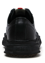 Maison Mihara Yasuhiro Hank OG Sole Leather Low Black avec tige en cuir noir, semelle OG Sole sculptée en caoutchouc et silhouette basse au design contemporain.