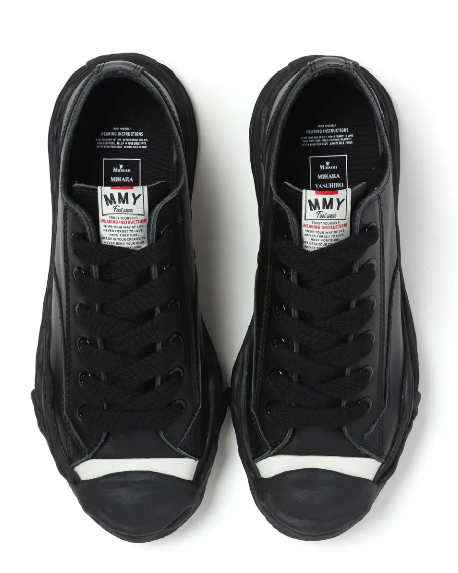 Maison Mihara Yasuhiro Hank OG Sole Leather Low Black avec tige en cuir noir, semelle OG Sole sculptée en caoutchouc et silhouette basse au design contemporain.
