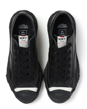Maison Mihara Yasuhiro Hank OG Sole Leather Low Black avec tige en cuir noir, semelle OG Sole sculptée en caoutchouc et silhouette basse au design contemporain.