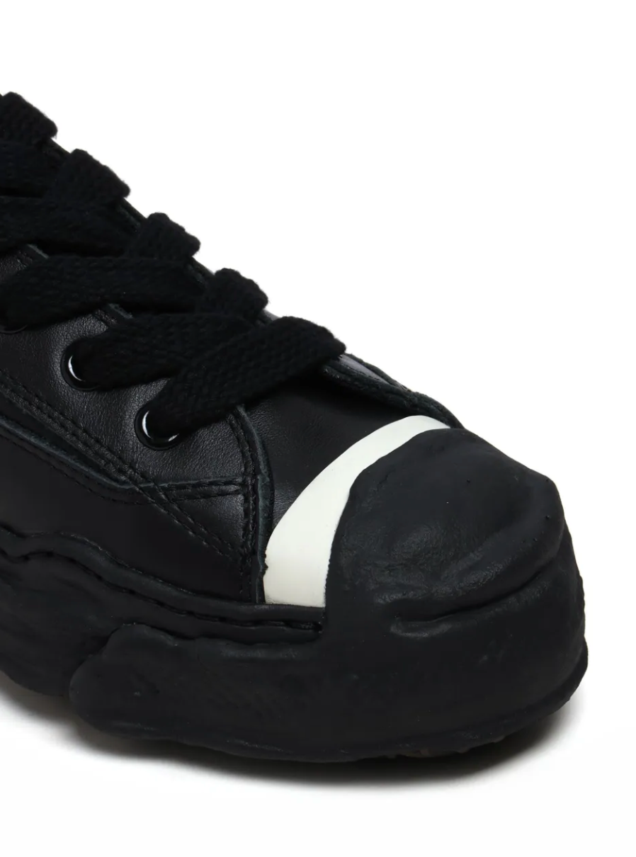 Maison Mihara Yasuhiro Hank OG Sole Leather Low Black avec tige en cuir noir, semelle OG Sole sculptée en caoutchouc et silhouette basse au design contemporain.