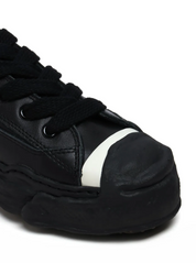 Maison Mihara Yasuhiro Hank OG Sole Leather Low Black avec tige en cuir noir, semelle OG Sole sculptée en caoutchouc et silhouette basse au design contemporain.