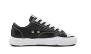 Découvrez la Maison Mihara Yasuhiro Peterson OG Sole Leather Low Black, une sneaker en cuir premium avec l'emblématique OG Sole, alliant design avant-gardiste et confort quotidien.
