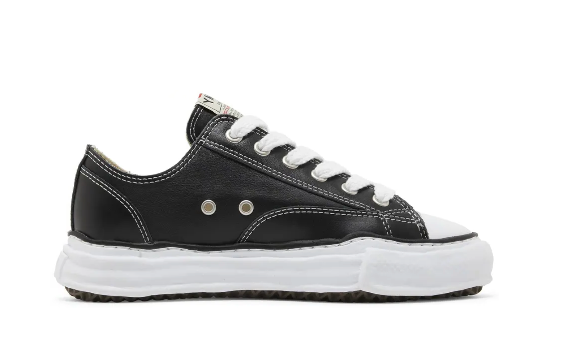 Découvrez la Maison Mihara Yasuhiro Peterson OG Sole Leather Low Black, une sneaker en cuir premium avec l'emblématique OG Sole, alliant design avant-gardiste et confort quotidien.
