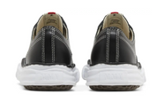 Maison Mihara Yasuhiro Peterson OG Sole Leather Low Black avec tige en cuir noir, semelle OG Sole sculptée en caoutchouc et silhouette basse au design avant-gardiste.