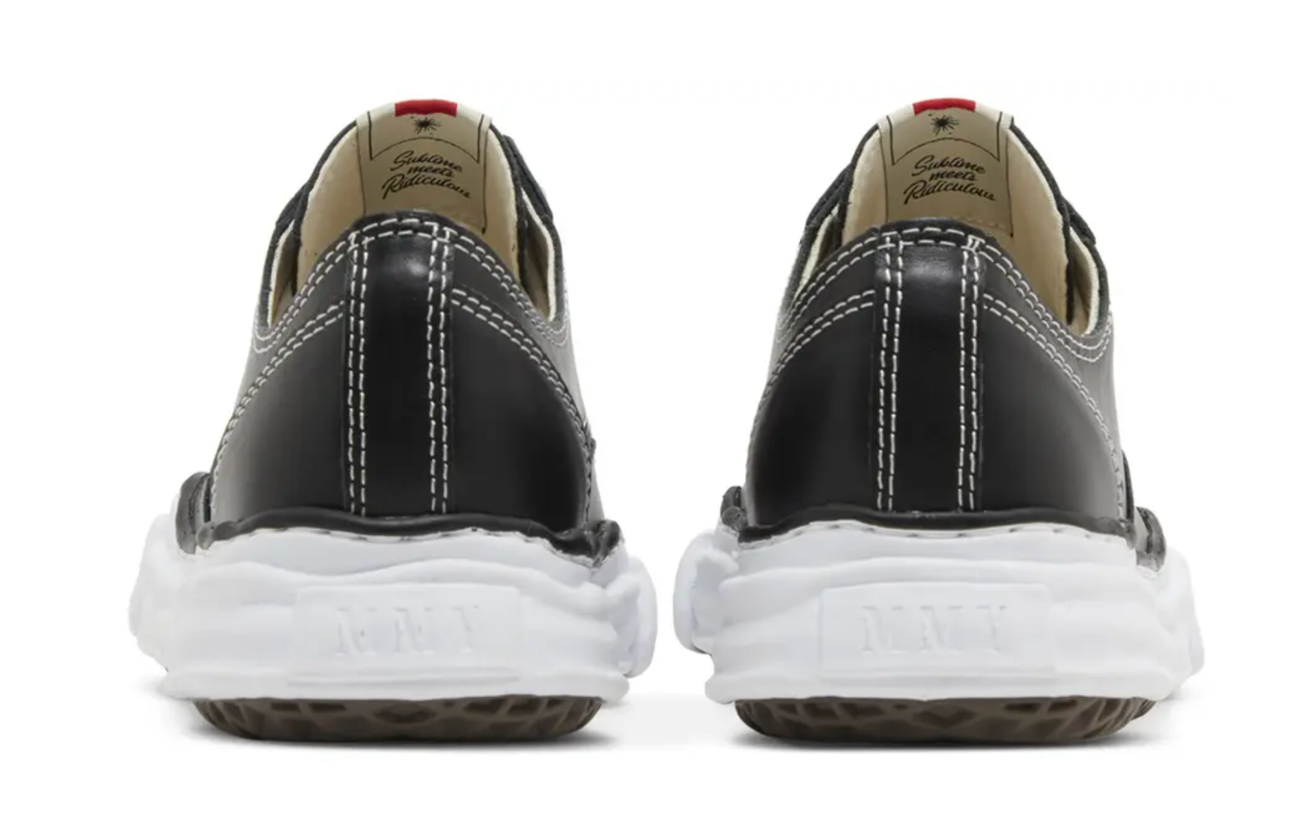 Maison Mihara Yasuhiro Peterson OG Sole Leather Low Black avec tige en cuir noir, semelle OG Sole sculptée en caoutchouc et silhouette basse au design avant-gardiste.