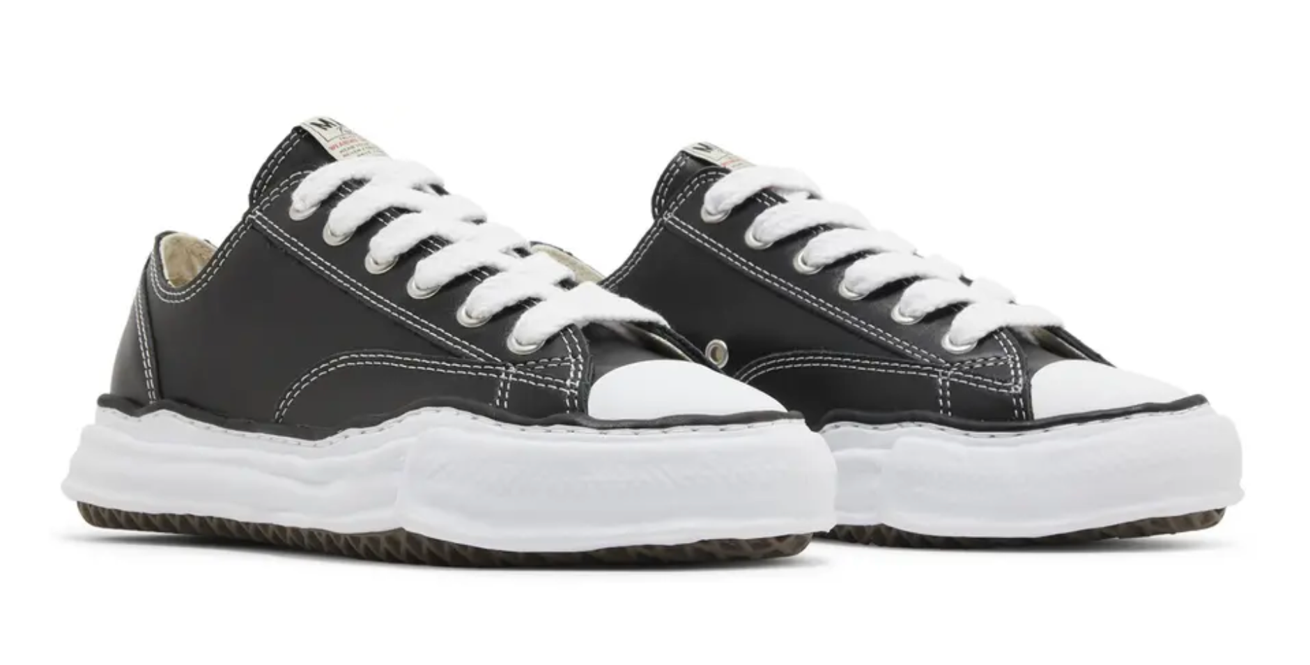 Maison Mihara Yasuhiro Peterson OG Sole Leather Low Black avec tige en cuir noir, semelle OG Sole sculptée en caoutchouc et silhouette basse au design avant-gardiste.