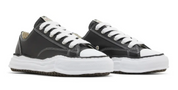 Maison Mihara Yasuhiro Peterson OG Sole Leather Low Black avec tige en cuir noir, semelle OG Sole sculptée en caoutchouc et silhouette basse au design avant-gardiste.