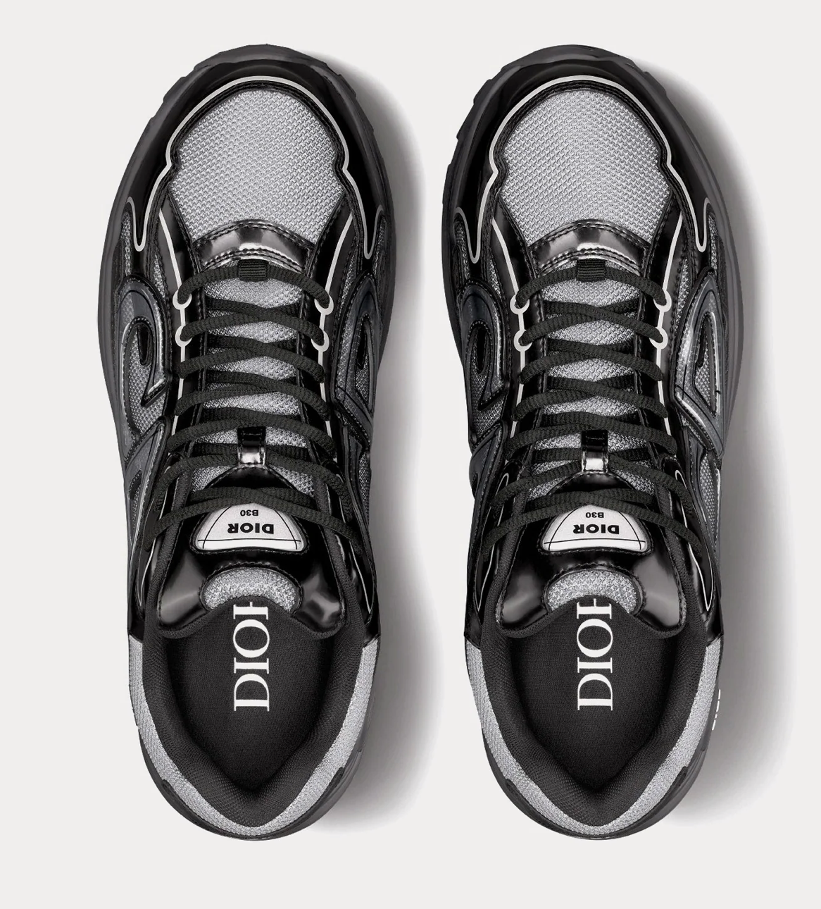 Dior B30 Light Gray Gray avec tige en mesh respirant, empiècements en cuir et matières techniques gris clair et gris, silhouette running moderne et semelle en caoutchouc.