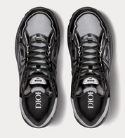 Dior B30 Light Gray Gray avec tige en mesh respirant, empiècements en cuir et matières techniques gris clair et gris, silhouette running moderne et semelle en caoutchouc.