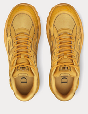 Dior x Stone Island B30 Sneaker Yellow avec tige en mesh respirant, empiècements en cuir et matières techniques jaunes, silhouette running moderne et semelle en caoutchouc.