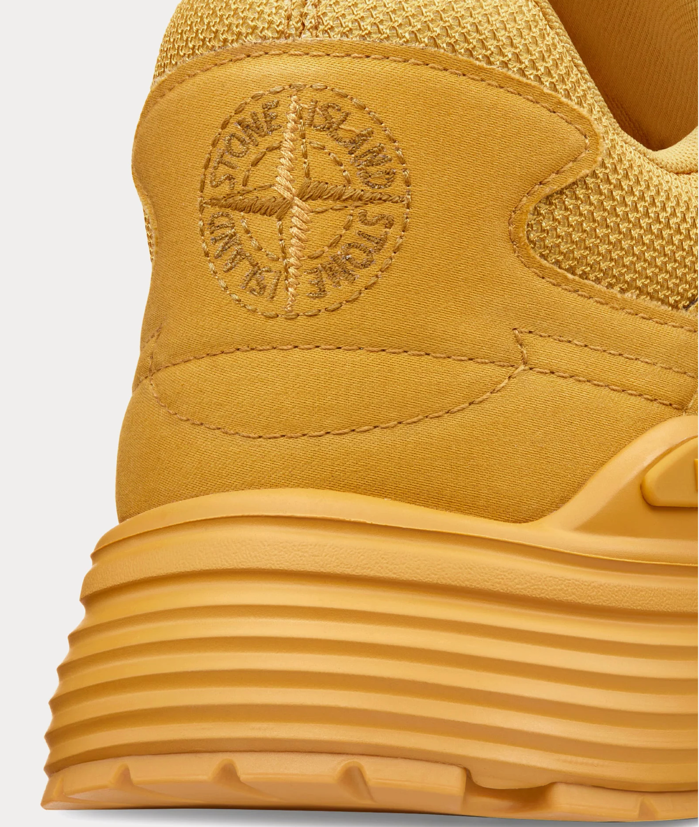 Dior x Stone Island B30 Sneaker Yellow avec tige en mesh respirant, empiècements en cuir et matières techniques jaunes, silhouette running moderne et semelle en caoutchouc.