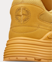 Dior x Stone Island B30 Sneaker Yellow avec tige en mesh respirant, empiècements en cuir et matières techniques jaunes, silhouette running moderne et semelle en caoutchouc.