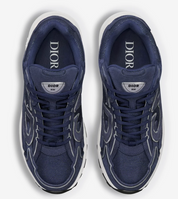 Dior B30 Navy Blue Suede avec tige en mesh respirant, empiècements en daim bleu marine et matières techniques, silhouette running moderne et semelle en caoutchouc.