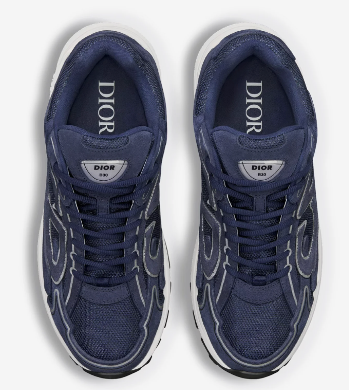 Dior B30 Navy Blue Suede avec tige en mesh respirant, empiècements en daim bleu marine et matières techniques, silhouette running moderne et semelle en caoutchouc.