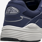 Dior B30 Navy Blue Suede avec tige en mesh respirant, empiècements en daim bleu marine et matières techniques, silhouette running moderne et semelle en caoutchouc.