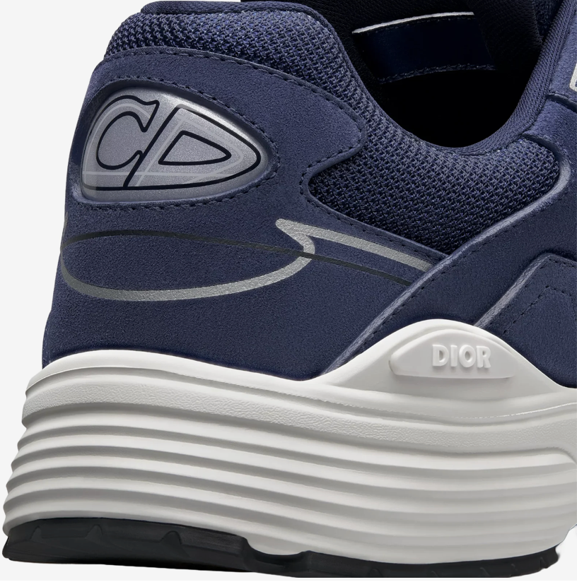 Dior B30 Navy Blue Suede avec tige en mesh respirant, empiècements en daim bleu marine et matières techniques, silhouette running moderne et semelle en caoutchouc.