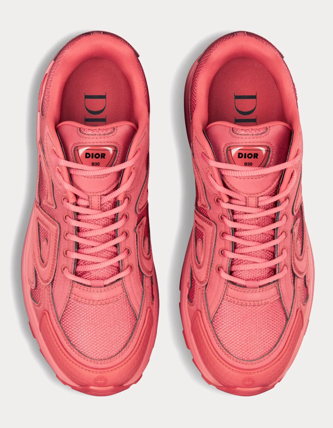 Dior x Stone Island B30 Sneaker Red avec tige en mesh respirant, empiècements en cuir et matières techniques rouges, silhouette running moderne et semelle en caoutchouc.