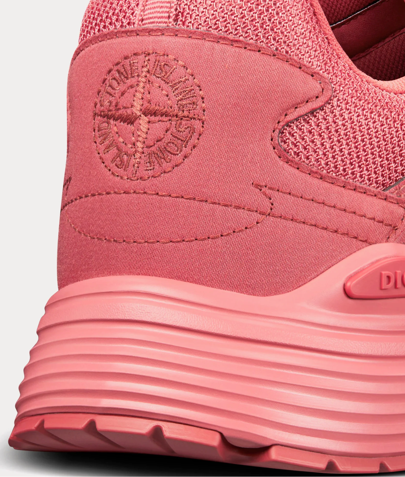 Dior x Stone Island B30 Sneaker Red avec tige en mesh respirant, empiècements en cuir et matières techniques rouges, silhouette running moderne et semelle en caoutchouc.