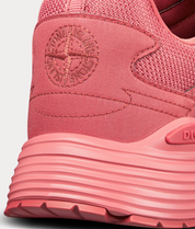 Dior x Stone Island B30 Sneaker Red avec tige en mesh respirant, empiècements en cuir et matières techniques rouges, silhouette running moderne et semelle en caoutchouc.