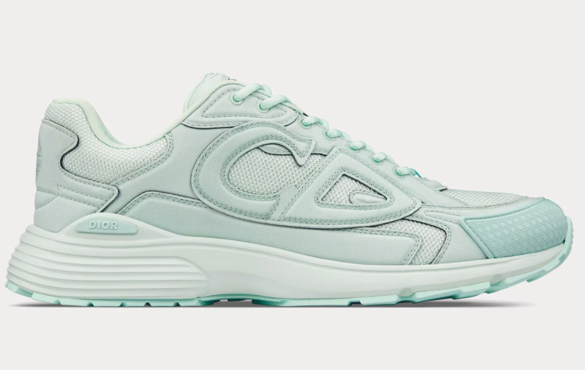 Dior x Stone Island B30 Sneaker Light Green avec tige en mesh respirant, empiècements en cuir et matières techniques vert clair, silhouette running moderne et semelle en caoutchouc.