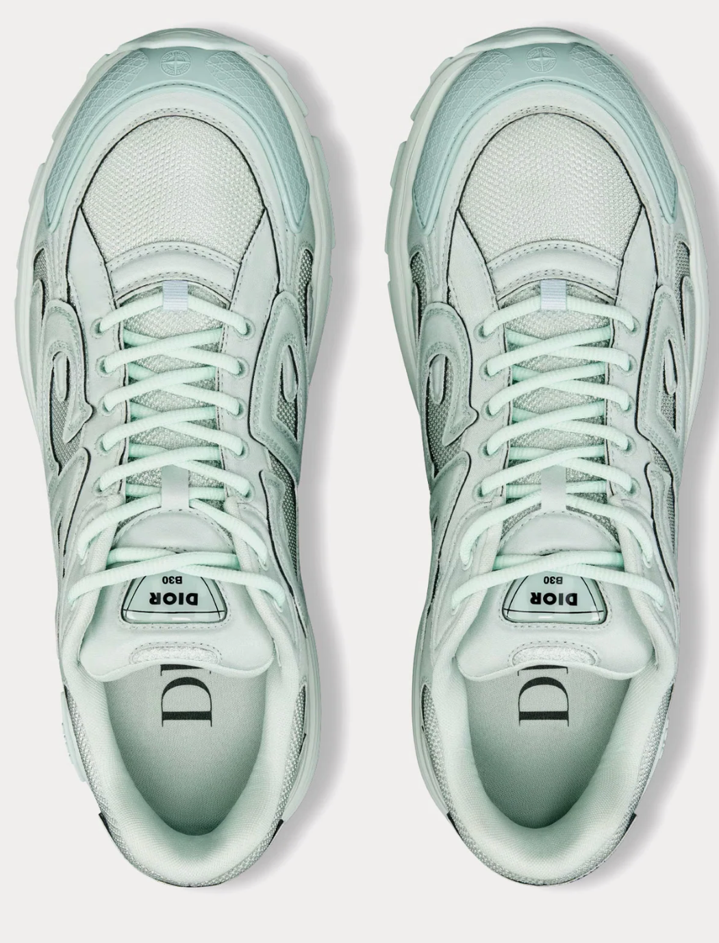 Dior x Stone Island B30 Sneaker Light Green avec tige en mesh respirant, empiècements en cuir et matières techniques vert clair, silhouette running moderne et semelle en caoutchouc.