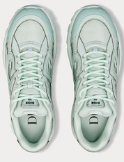 Dior x Stone Island B30 Sneaker Light Green avec tige en mesh respirant, empiècements en cuir et matières techniques vert clair, silhouette running moderne et semelle en caoutchouc.