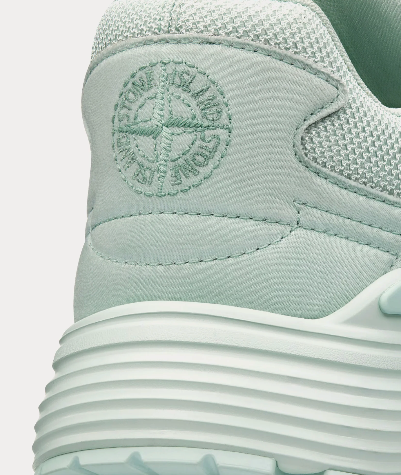 Dior x Stone Island B30 Sneaker Light Green avec tige en mesh respirant, empiècements en cuir et matières techniques vert clair, silhouette running moderne et semelle en caoutchouc.