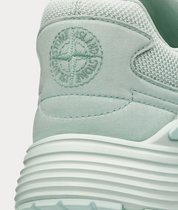 Dior x Stone Island B30 Sneaker Light Green avec tige en mesh respirant, empiècements en cuir et matières techniques vert clair, silhouette running moderne et semelle en caoutchouc.