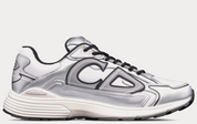 Dior B30 White Mesh Silver-Tone Metallic Calfskin avec tige en mesh blanc respirant, empiècements en cuir de veau métallisé argenté et silhouette running moderne.