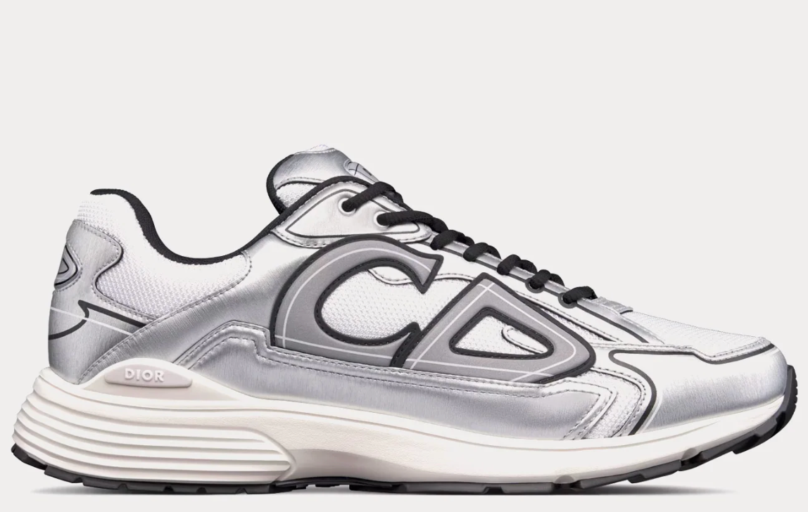 Dior B30 White Mesh Silver-Tone Metallic Calfskin avec tige en mesh blanc respirant, empiècements en cuir de veau métallisé argenté et silhouette running moderne.