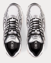 Dior B30 White Mesh Silver-Tone Metallic Calfskin avec tige en mesh blanc respirant, empiècements en cuir de veau métallisé argenté et silhouette running moderne.