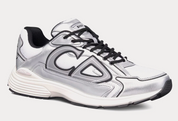 Dior B30 White Mesh Silver-Tone Metallic Calfskin avec tige en mesh blanc respirant, empiècements en cuir de veau métallisé argenté et silhouette running moderne.